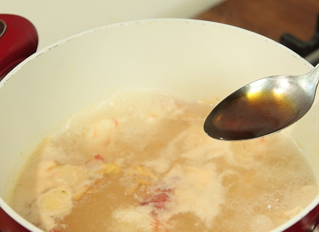 1. Этап. Тайский суп с креветками: Добавить рыбный соус или соевый, чили, специи и варить еще 5 минут.