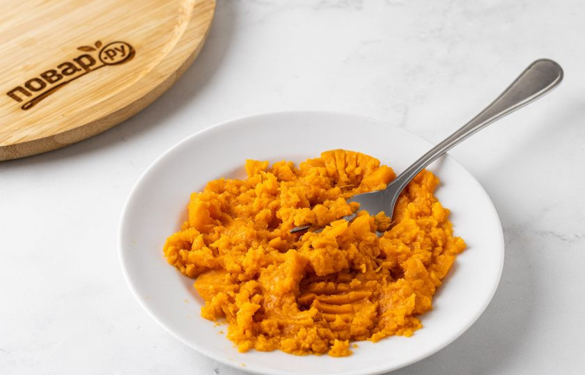 1. Этап. Каша с бататом: Отварите батат до мягкости около 20-25 минут в горячей воде. Затем разомните вилкой.