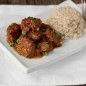Говядина с зеленым луком Мясо нарежьте кусочками и обжарьте до румяности на жиру. Переложите говядину в кастрюлю, залейте водой что бы полностью покрыло, добавьте соль и перец по вкусу. Варите 30 минут. Затем добавьте томатную пасту и мелко нарезанный лук. Варите еще 15 минут, по необходимости добавьте сахар и другие специи.