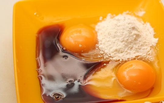 1. Этап. Свиная корейка в соевом кляре: 2. Куриные яйца разбиваем в миску, добавляем туда соевого соуса и муки.