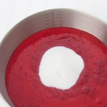 1. Этап. Сливовая смоква: Добавляем сахар, хорошенько перемешиваем.