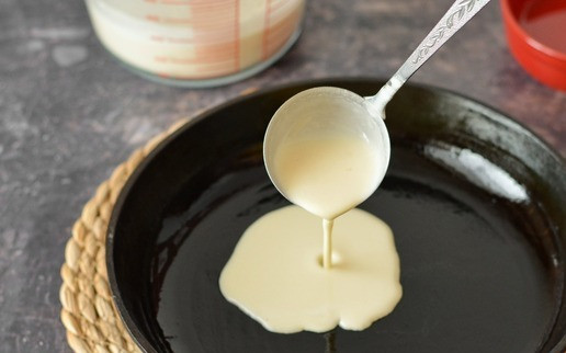 1. Этап. Блины на сливках: Приступаем к выпечке. Для начала - выбор сковороды для блинов. Тут кто к чему привык, конечно. Я уже более 20 лет пеку блины только на чугунной сковороде, при чём она у меня исключительно для блинов, ничего другого я на ней не готовлю. Иногда я ей 