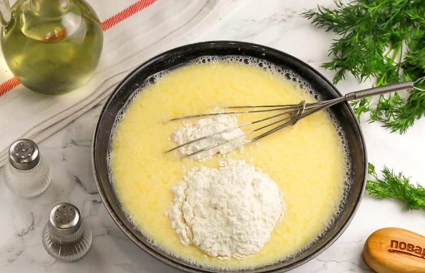 1. Этап. Блинные рулетики с начинкой: Всыпьте по частям пшеничную муку высшего сорта и аккуратно вмешайте ее в жидкую массу. Последним влейте растительное масло и перемешайте. Блинное тесто полностью готово.