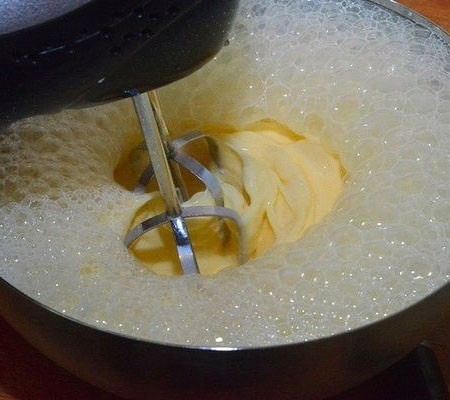 1. Stage. Clafoutis with plums: Beat the egg with milk until smooth, add sugar, vanilla and flour.