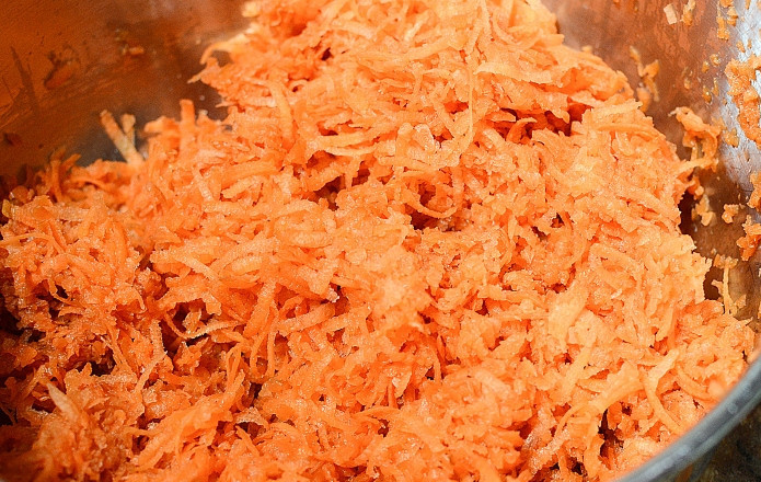 1. Этап. Морковный салат с изюмом: 1. Натрите на мелкой тёрке очищенную морковь.