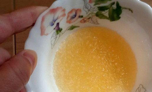 1. Этап. Дынная панна котта: Желатин замочить в воде комнатной температуры на 30-40 минут до набухания. Для крупно кристаллического воды 50 мл, для мелкого хватит и 40 мл. Если желатин быстрорастворимый, то этот шаг пропустить.