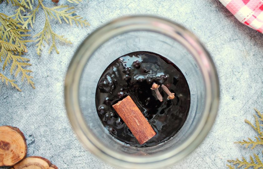 1. Этап. Настойка из смородинового варенья: В сухую и чистую банку выложите варенье из смородины, добавьте палочку корицы и бутоны гвоздики.