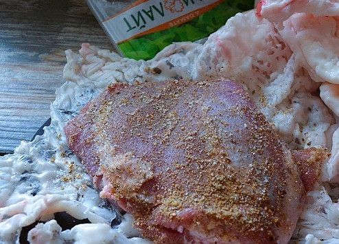 1. Этап. Бедро индейки в бараньем панцире: Перенести бедро на жировую сетку.