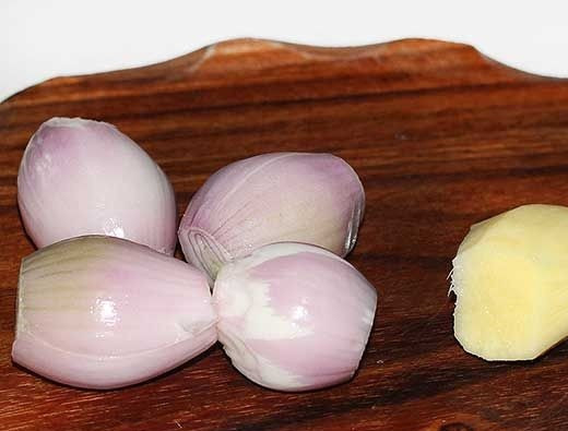 1. Этап. Тефтели под томатным соусом: 3. Очистить шалот и корень имбиря.