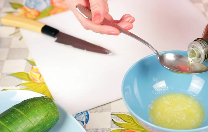 1. Этап. Запеченный цукини с пармезаном: 2. Затем растопите сливочное масло, добавьте к нему оливковое масло, мелко нарезанный чеснок, соль, розмарин и перец. Хорошо перемешайте масло.