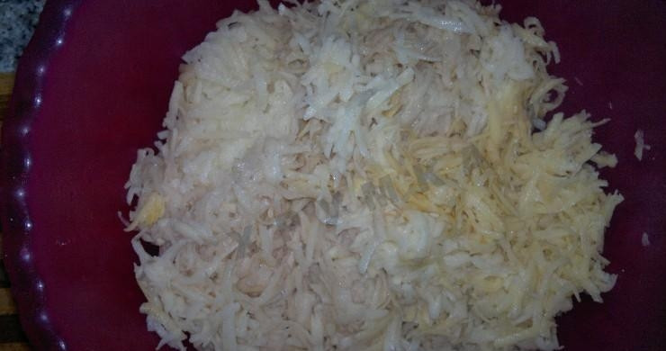 1. Этап. Картофельная запеканка с рыбным фаршем в духовке: Картофель очистите от кожуры. Затем его нужно натереть на крупной тёрке. Картофель посолите и поперчите по вкусу, добавьте туда майонез. По желанию в эту массу можете добавить свои любимые приправы для картофеля.