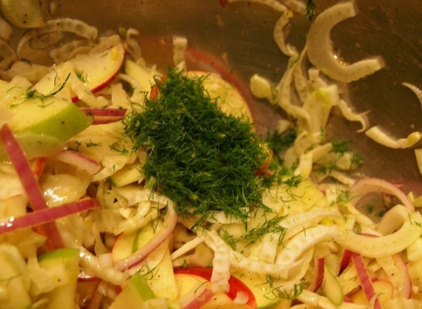 1. Этап. Салат из яблок: 8. Оставшиеся веточки (листья) фенхеля мою и измельчаю, добавляю в общую миску.