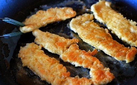 1. Этап. Куриные отбивные в сухарях: 8. Обжариваем каждую сторону отбивных по 2-3 минуты. Куриные отбивные в сухарях готовы!