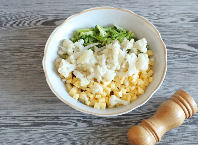 1. Этап. Салат из брокколи, цветной капусты и фасоли: Цветную капусту разберите на соцветия и добавьте в салатник.