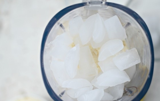 1. Этап. Банановый милкшейк: 3. Также засыпьте лёд.