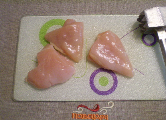 1. Этап. Куриные отбивные кусочками: Куриное филе режем небольшими кусочками.