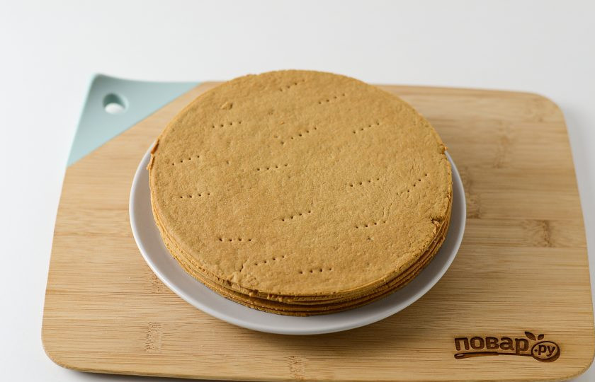 1. Этап. Вегетарианский медовик: Готовые коржи остудите, затем сложите стопочкой.