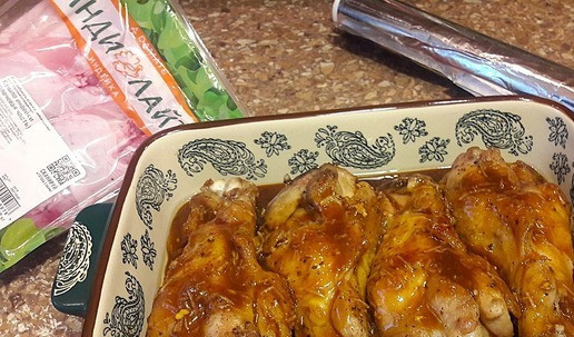 1. Этап. Крылья индейки к Новогоднему столу: В форму для запекания положить крылья, залить их соусом. В разогретую духовку до 180*С поставить форму и запекать 55 минут в режиме 