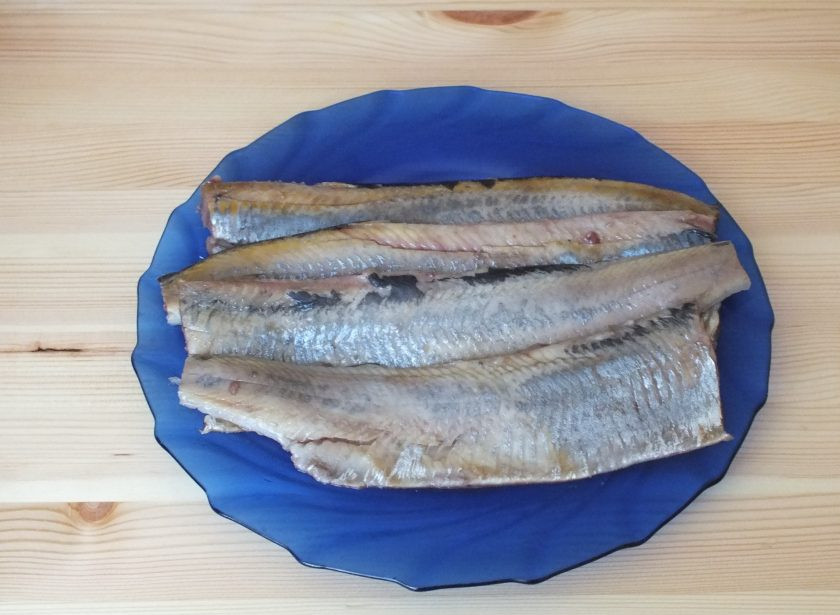 1. Этап. Пресервы из сельди: Филируйте сельдь (удалите все мелкие кости).