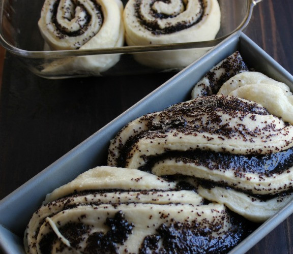 1. Этап. Рулет с маком из дрожжевого теста: 4. А теперь заворачиваем косичкой и запекаем в духовке полчаса или чуть дольше, до румяности.