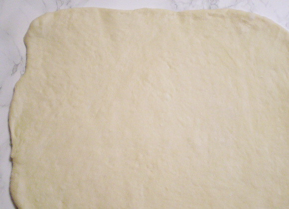 1. Этап. Печенье из дрожжевого теста: 10. Делим тесто на 2 равные части. Обе части раскатываем тонко.