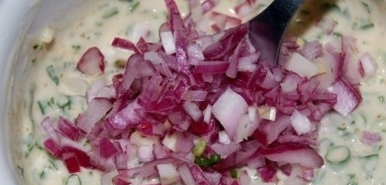 1. Этап. Семга отварная: Лук почистите и измельчите. Также добавьте его в соус. Перемешайте, посолите и посахарите. Соус готов!