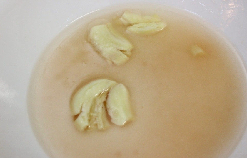 1. Этап. Салат Антипасто: Смешать 2 столовые ложки оливкового масла и 2 чайные ложки красного винного уксуса, добавьте 2 раздавленных зубчика чеснока. Дайте постоять в течение 15-30 мин, после чего удалите чеснок.