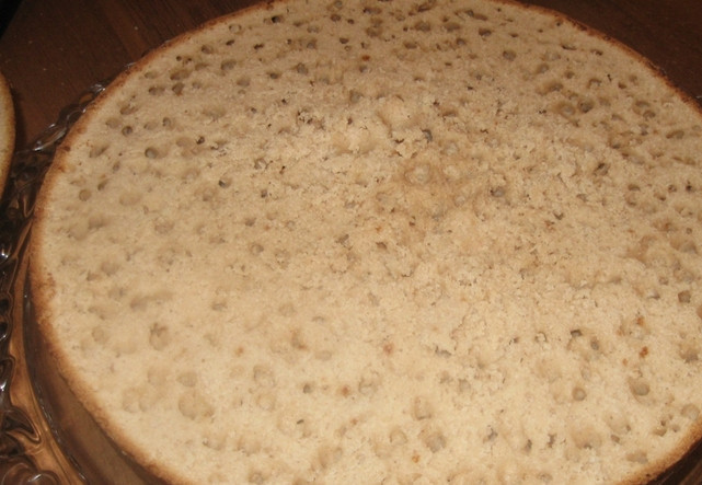 1. Этап. Торт Клубника и шоколад: 1. Сначала готовим тесто. Отдельно перетираем желтки и 0.5 стакана сахара, белки взбиваем с другой половиной сахара. Муку перемешаем с крахмалом, какао, разрыхлителем, просиваем в желтковую массу. Добавим дальше взбитые белки, все перемешаем. Выпекаем 40 минут (190 градусов) один большой корж, остудим его полностью и тогда разделим на три части.