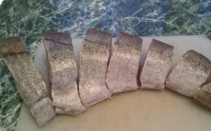 1. Этап. Рыба в сливках в мультиварке: Чистим рыбу, промываем и подсушиваем бумажным полотенцем. Нарезаем на кусочки. Солим, перчим и сбрызгиваем лимонным соком.