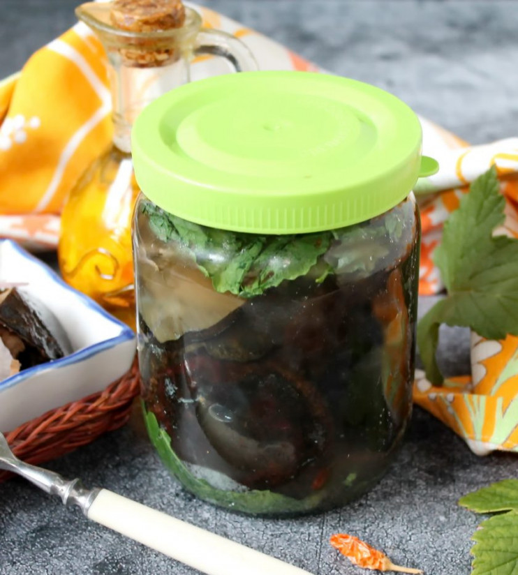 1. Этап. Черные грузди на зиму: Спустя время разложите черные грузди по чистым, сухим банкам и закройте крышками. Уберите на хранение в холодное, темное место.