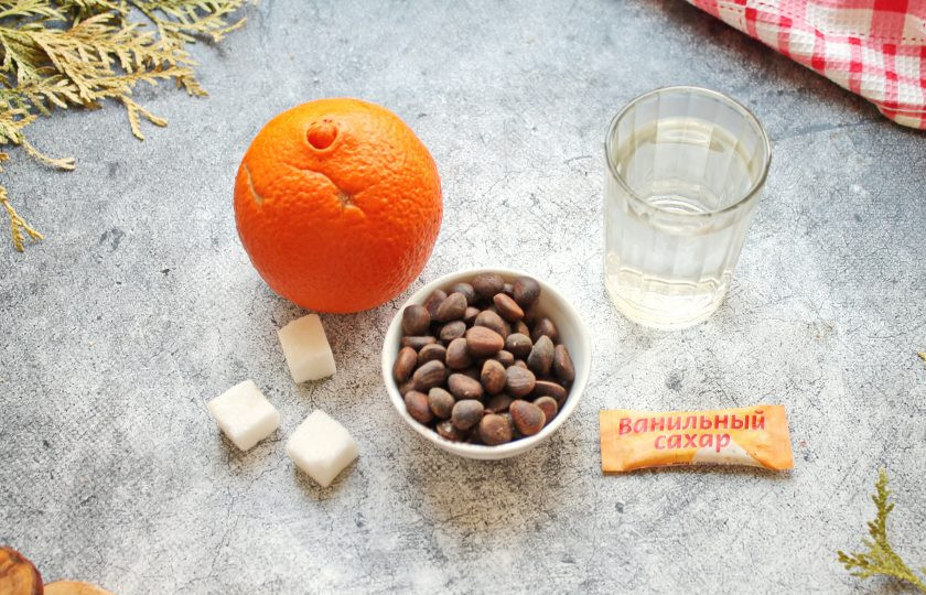 1. Этап. Настойка из кедровых орешков на водке: Подготовьте все необходимые ингредиенты для приготовления настойки из кедровых орешков на водке. Апельсин тщательно вымойте в горячей воде со щеткой и вытрите насухо.