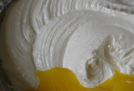 1. Этап. Ягодный пирог на творожном тесте: К белой пышной массе добавьте желтки, также продолжайте взбивать на высокой мощности.