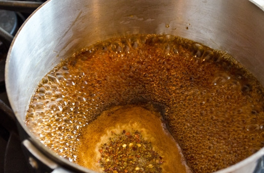 1. Этап. Сёмга в глазури: 2. Затем доведите жидкость до кипения. Варите всего 1 минуту, а затем выключите.