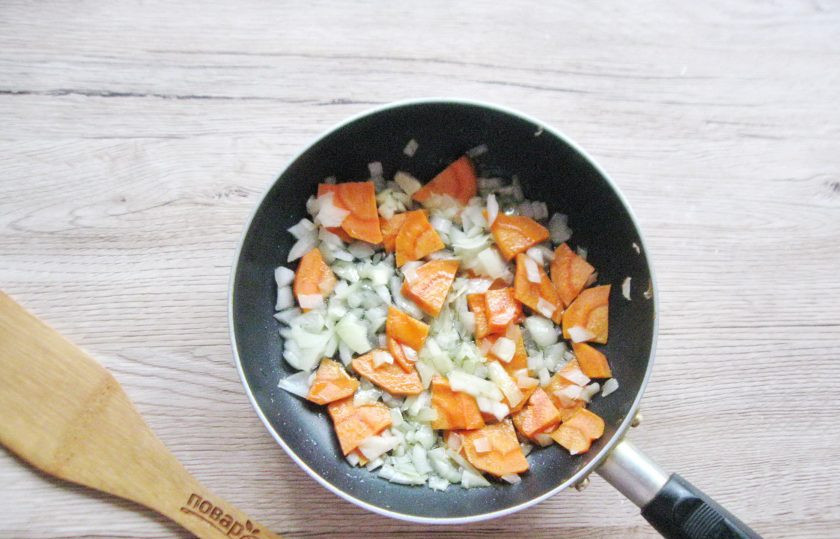 1. Этап. Сырный суп с брокколи и курицей: Лук и морковь очистите, помойте и нарежьте. Выложите в сковороду с подсолнечным маслом и обжаривайте до прозрачности лука 7-8 минут.