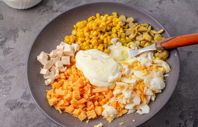 1. Этап. Салат Початок кукурузы: Добавьте майонез, перемешайте салат и приправьте при необходимости солью.