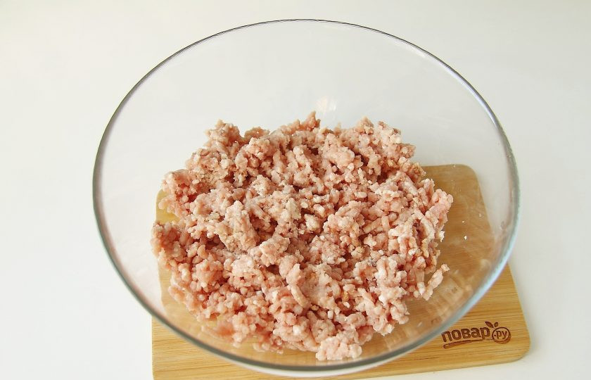 1. Этап. Котлеты во фритюре: В большую миску положите фарш.