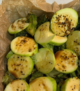 1. Этап. Ленивый ужин из филе минтая: Сверху полить маринадом от рыбы