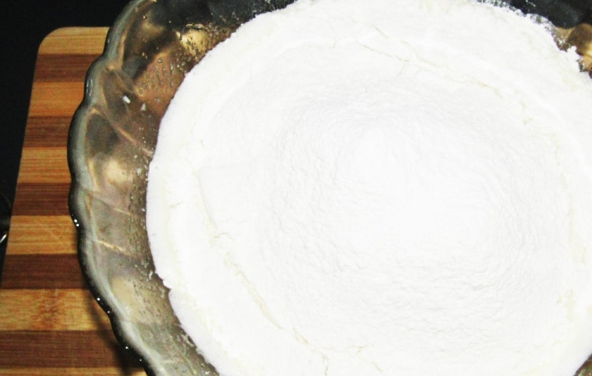 1. Этап. Молочный кекс в мультиварке: 4. Муку просеиваю заранее для того, чтобы выпечка была более легкой и воздушной, порционно ввожу муку в миску.