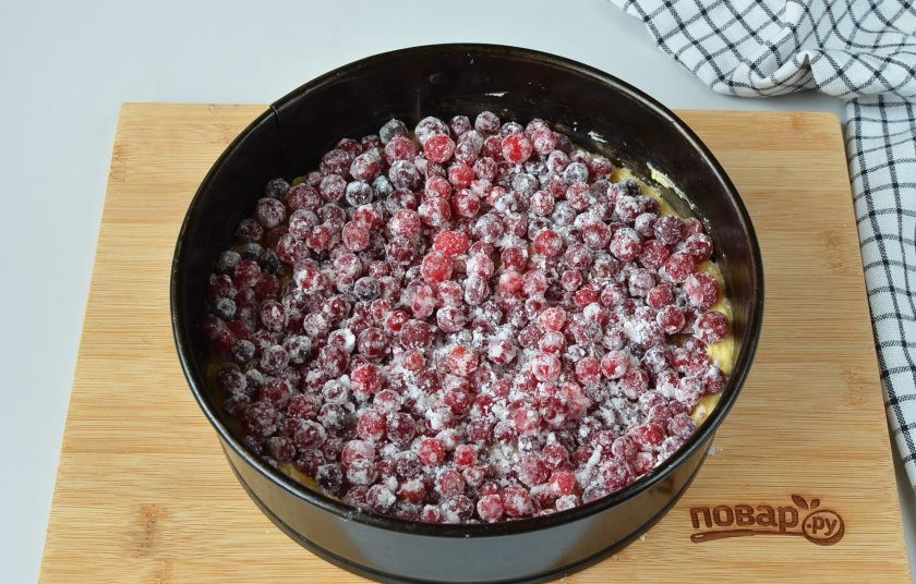 1. Этап. Пирог с клюквой и штрейзельной крошкой: Вымытую клюкву перемешайте с крахмалом. Сладкоежкам рекомендую добавить сахарную пудру к ягодам, пару столовых ложек без горки, не больше. Распределите равномерно клюкву в крахмале по тесту.