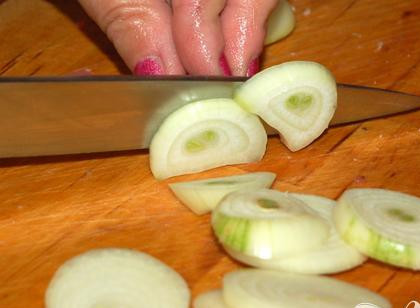 1. Этап. Вкусный шашлык из свинины: Нарезать лук колечками.