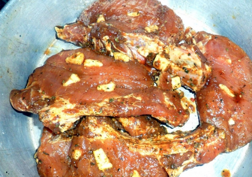 1. Этап. Нежные стейки из свинины с чесноком в духовке: 3. Маринованные стейки вкладываю в форму для выпекания и отправляю в разогретый до 250 градусов духовой шкаф на 15 минут, затем достаю и переворачиваю мясо, выпекаю еще 15-20 минут.