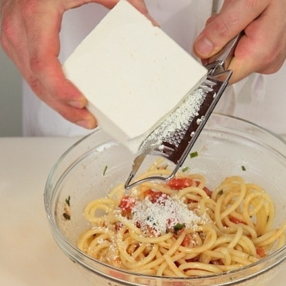 1. Этап. Спагетти с помидорами: Спагетти отварить, как указано на упаковке. Смешать спагетти с помидорной заправкой, посыпать тертым сыром.