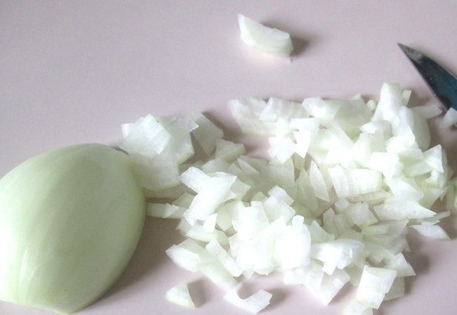 1. Этап. Сливочное масло с сардинами: Лук разрезать пополам и половину луковицы мелко нарезать.