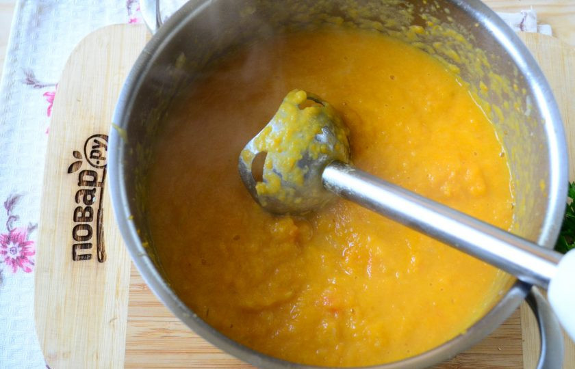 1. Этап. Тыквенный суп с сыром: Готовый суп пюрируйте с помощью погружного блендера до однородного состояния.