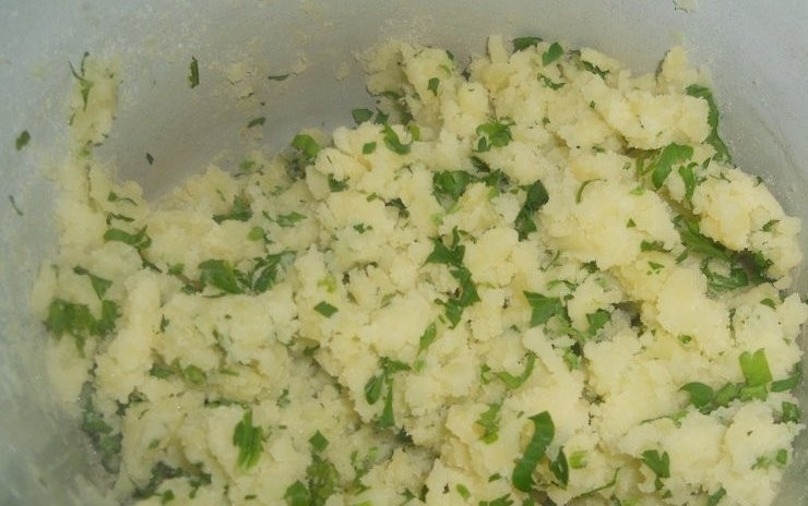 1. Этап. Пирог с картофелем и сыром: Готовим начинку: смешиваем предварительно сваренную и растертую в пюре картошку с измельченным зеленым луком, солим по вкусу.