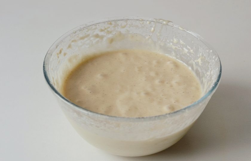 1. Этап. Морковный торт без яиц: Добавьте муку, перемешайте до однородной консистенции. Отдельно растворите соду в воде, затем влейте получившийся раствор в миску. Взбейте миксером на низкой скорости. Тесто слегка увеличится в размере.