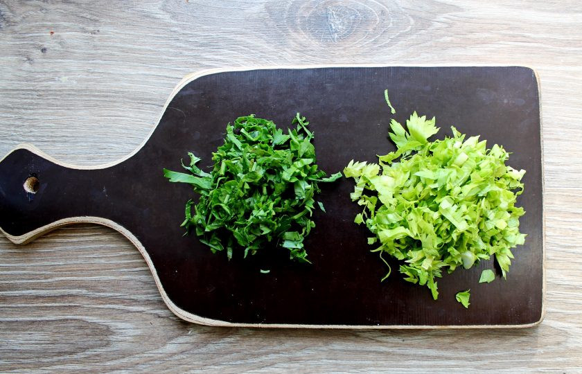 1. Этап. Тюря с редькой: Петрушку и зелень сельдерея вымойте и обсушите, нарежьте.