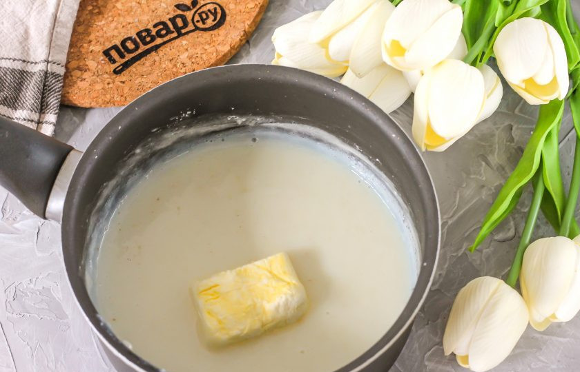 1. Этап. Блинный рулет с заварным кремом: Вмешайте в заварной крем сливочное масло хорошего качества. Это можно сделать и после остывания крема — по желанию.