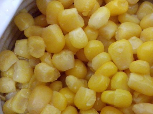 1. Этап. Салат с копченой курицей и кукурузой: Открываем банку сладкой кукурузы. Не жалейте средств на покупку качественных консервов. Если поскупитесь, одна маленькая баночка может загубить весь салат. Выкладываем все ингредиенты в миску, сдабриваем майонезом и тщательно перемешиваем.