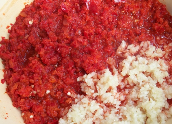 1. Этап. Баклажаны с гранатом: Так же измельчите болгарский перец. Не забудьте перед этим очистить его от семян. Смешайте болгарский перец и чеснок.